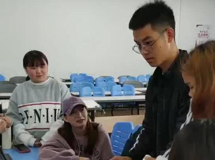 #贵州遵义职院大学生参加SYB创业培训,同学们正在做游戏模块二(赚钱比拼对抗赛),同学们的创业激情很高。