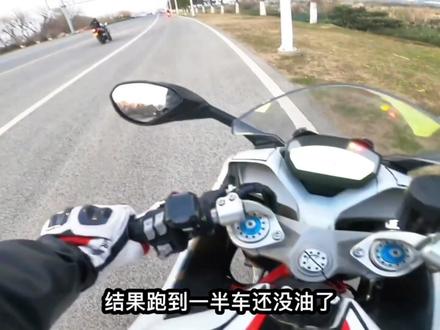 只因加油员按照规定拒绝加油,摩托车主竟把油滋地上#热点#新闻#加油站#摩托车#高速