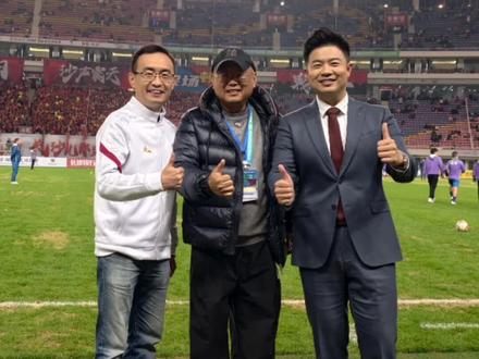 湘超淘汰赛!
长沙主场战岳阳!
比赛中老友相会!
淘汰赛悬念无穷!
一起为湘超加油!
黄量,高旭为您直播解说。
稍后湖南经视为您现场直播。
#湘超
#长沙队VS岳阳队
#湘超解说员
(12.14)