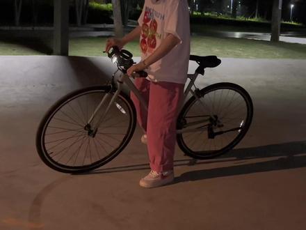 迪卡侬Speed 500|关于160如何上车、下车。
平时停车的时候,尽量踩在路牙子上。没有的话,停车时,一个脚踩踏板上,刹停的时候,人顺势向前下来。这个时候前杠正好在你裆下。这种时候下车就不会倒地了。
#公路自行车 #骑行 #公路车 #爱上公路车 #骑行vlog