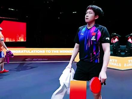 王楚钦赢下松岛辉空后回酒店的画面是不是很温馨,王励勤王皓肖指 #国乒 #王楚钦 #体育 #抖音