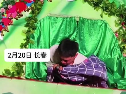 “雪饼猴”腰受伤,忍着剧痛坚持为游客演出 ,网友:太让人心疼了,长春人的骄傲。#雪饼猴 #雪饼猴王铁柱 #长春#冰雪长春e起拍