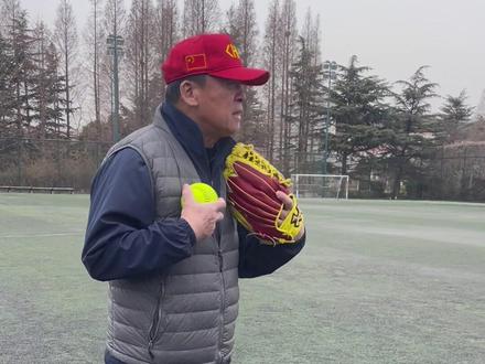 刘指教如何使用手套,如何去接球。#因为热爱所以坚持 #每一个精彩瞬间都值得记录 #棒垒球 #棒球手套