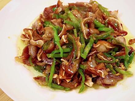 给我未来女朋友学做饭的第116天,今天做超级下饭的青椒炒猪耳朵
#猪耳朵 @DOU+小助手
