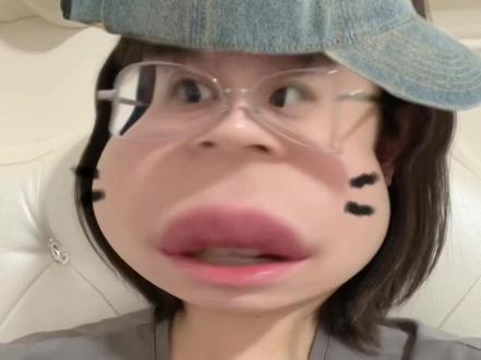 突然很想聊一下庄序这个角色。
特地去看了小说的庄序番外 好像只要一章我就明白了为什么很多人喜欢庄序这个角色了。
顾漫把庄序刻画的很好 我说的很爱是很尊重 庄序这个角色不扁平 也是一个最接近我们身边的人物设定
他普通又理想化 我认为很多读者可能通过庄序 也希望自己能够成为泥泞中的花 可以在事业上学业上大有所成 但同时在感情上他又是脆弱的软弱的。
他有一切普通人会拥有的嫉妒与阴暗面 这也让这个角色丰满。
顾漫给了庄序说对不起的机会 也给了他释怀的时间。是啊 庄序怎么可能想要什么通过努力就能得到呢 他总要为自己的软弱和自卑付出代价 但还好他也没有变成普通人。
再说道赖伟明 我认为他是理解这个角色的 并且也爱这个角色 同时他也心疼 恨铁不成钢 对于庄序。他的采访我能感受到他对庄序的感情 并且开播的时候他拉了很多很多人来支持 所以我也希望大家不要上升到本人(虽然有时候上升是不可避免的)
庄序 你曾经见到了一束光 日落时还给了太阳。
爱不是后知后觉 不是忏悔 不是埋怨 也不是摇摆不定 更不是不公平 爱是我从一开始 我都坚定的选择你。
下次再勇敢一点 庄序。
#庄序 #骄阳似我 #赖伟明 #赖伟明庄序