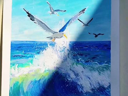新手一分钟画海浪保姆级教程/丙烯马克笔
。
是几只海鸥。他们不像我,生来就注定要反复破碎。他们的翅膀切开淡蓝的空气,轨迹轻盈而随心所欲。其中一只,甚至俯冲下来,翅尖几乎要掠过我腾起时最顶端的、最晶莹的那一点水珠。
那一瞬,风仿佛静止了。我能感觉到自己身体里每一颗水珠都映着天空和飞鸟的影子,我的咆哮变成了背景,只为衬托那无声的滑翔。我忽然觉得,我全部的奔腾与粉碎,或许就是为了托举出这样一个瞬间——让一种轻盈的生命,能从我的力量之上借力,去触摸更高的天空。
#跟着抖音学画画 #零基础学画画 #手绘 #海