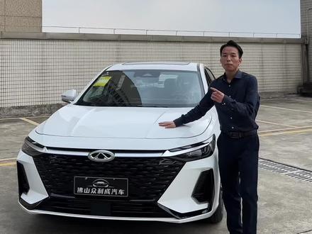 8.9提台艾瑞泽8-智版 这车用“理工男思维”暴力破局:
10万预算,30万级体验
—性能玄学:1.6T鲲鹏动力 197马力,红绿灯起步快过思域1.5T,油耗却比轩逸混动还低 0.3L
一空间魔法:2790mm轴距塞下露营装备+婴儿车+猫主子,后排放倒能躺平看星空影院
—智驾黑科技:L2.5级辅助+540度透明底盘,新手倒车比驾校教练更稳
—隐藏的凡尔赛彩蛋:
*同事不知道的装x细节”*, 奥迪平替脸:八边形熏黑中网+贯穿尾灯,停车场常被问“这奥迪新款多少钱?”
—8155芯片外挂:车机启动比手机还快2秒,语音控车精准识别方言版“打开氛围灯”#奇瑞汽车 #艾瑞泽8 #家用车怎么选 #十万左右性价比高的车型推荐