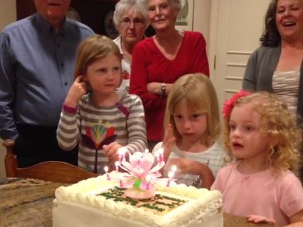 又是吹不灭的童年莲花蜡烛#老外 #搞笑 #生日快乐