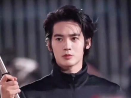 蒙汉混血东北小伙,策马扬旗太帅了#于适 #帅哥 #骑射 #每日分享 @DOU+小助手