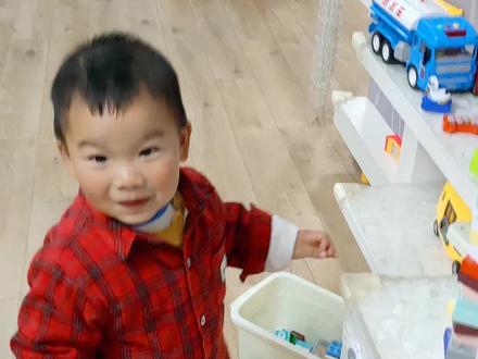 2岁半的宝宝独自搭积木,成就感爆棚,看着他兴奋的样子,作为爸妈的我们心里很欣慰,希望这种成就感可以给他带来强大的自信,宝宝你真棒!!#陪小星星要做的100件事