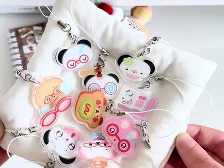 个位数10个包邮全拿走~
可可爱爱的小鼻嘎挂件这谁能拒绝呀
反正我不能!#挂件 #亚克力挂件 #钥匙扣 #包挂件 #文创