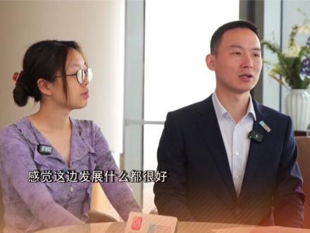 回到亲生父母身边后 谢浩男和家人有说不完的话 出生于1998年的谢浩男,当过兵,目前在一所“211”高校攻读研究生,所学专业是生物技术,他还是一个健身达人。而谢岳在寻子的过程中没有放弃自我,开了一家服装公司,事业有成。谢岳寻子的故事在网络引发热议,网友评论说两父子分离24年,如今“顶峰相见”。
#悬赏千万寻子父亲找到失踪24年儿子#