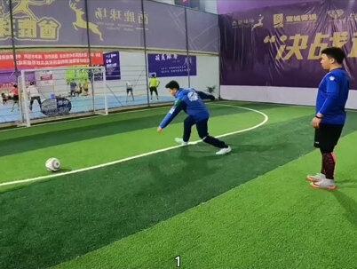 这种铲球可以获得球权,动作安全性也比较高,一定要先学姿势再铲球。#茵豹成人训练营 #茵豹训练营 #足球