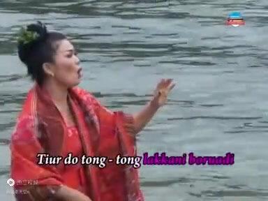 印尼巴塔克民歌Sing Sing So(星星索),巴塔克人主要分布在苏门答腊北部山区,大多数聚居在多巴湖的周围。他们主要从事农业,这里湖水清澈,风和日丽,阳光明媚,巴塔克人经常在湖上泛舟歌唱。1980年,庄奴填词,凌峰演唱了中文版歌曲,邓丽君也翻唱过。#一代人的青春 #怀旧金曲 #致青春致回忆 #7080后的回忆