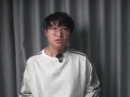 【米粉慎入】小米14Ultra使用感受 小米14ultra使用下来,感觉它的影像有点言过其实,甚至我有些怀疑这个产品形态。是的,主打影像,但它的主摄画质测下来也没比iPhone16好多少,原以为小米14u的大底传感器、厚度增加的机身,能换来影像的全方位领先。但并不是,有的场景iPhone基础版反而表现更好,两者没有拉开差距。我有些怀疑大底传感器是不是夸大宣传了,或者LYT900这颗传感器小米没有发掘出它的全部实力。在不同场景iPhone和小米14u打得有来有回,如果算上HDR拍摄,小米14u的出片率还不如iPhone16。如果再加上视频录制,小米14u的主摄还不如iPhone16基础版的视频录制规格。所以,这个影像旗舰牺牲了厚度,究竟带来了什么?我有一点疑惑,甚至有些怀疑这个产品形态。另外,小米14u的徕卡影调会偏色,如果单纯的植物偏色、加绿,我还能接受,但它把地面瓷砖一起偏绿了,这就有些难以接受了。如果这种白色物体都施加了“影调”,那准确来说它就不是影调,是滤镜了。这说明小米在做影调的时候,缺乏白平衡保护,连同白色物体一起拍绿了。副摄方面,前置镜头降配严重。其他副摄摄像规格明显降配,尤其视频录制规格不能保持统一,而这一点,是三星S系列基础版都能做到的事,小米14ultra这种超大杯旗舰做不到,有些难以接受了。总之,这些因素加起来,让我难以接受它影像旗舰的定位。#小米14ultra #小米14 #小米手机 #安卓