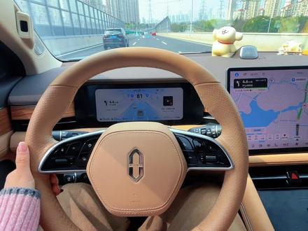 一个人开问界|才懂智驾➕云鹊➕DVR 升级后有多爽! 独驾的快乐,是问界给的。关掉社交、只留音乐与风,打开华为ADS智驾,双手轻扶方向盘,双脚彻底放松,终于能安心看窗外流动的风景,不用再紧绷着盯路况,独处的自在感直接拉满。
最戳我的是小艺云鹊,语音就能提建议、反馈问题,不用找入口、不用等漫长流程。我认真提了希望智驾更全面、覆盖更多场景、服务更细腻的建议,没想到几天后就收到官方回复,每一条都被认真对待,这种被听见、被重视的用户体验,真的太加分。品牌愿意听车主声音,系统才会越用越贴心,这才是智能出行该有的温度。
作为重度沿途风景爱好者,这次DVR新升级简直是专属福利!多视角全景记录,前后左右画面清晰,不管是公路日落、山间云海,还是路过的治愈街景,都能稳稳定格,再也不怕错过瞬间美好。行车安全有保障,旅途中的浪漫也能完整留存,对爱拍照、爱记录的人来说,实用性与氛围感双在线。
华为智驾稳、准、顺,高速自主变道、城区复杂路况应对都很从容,独驾长途也不疲惫;云鹊让反馈有回应、建议有落地,把用户放在心上;DVR升级把风景与安心都装进行车路。
一个人的问界之旅,不只是赶路,更是与自己相处、与风景相遇的治愈时刻。智驾解放双手,云鹊用心倾听,DVR留住美好,这样的出行,谁能不爱~
#云享好出行 #玩转鸿蒙座舱 #华为乾崑APP #问界 #旅游