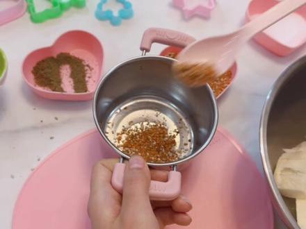 姐妹俩玩过家家最近特别火的霉豆腐,宝子们你们都玩了吗#谁教的娃这么优秀😀 #姐妹日常 #霉豆腐