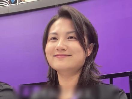 9月26日,杭州亚运会乒乓球女子团体决赛,现场英文播报满脸骄傲,身后“拍一拍”提醒人员引关注。