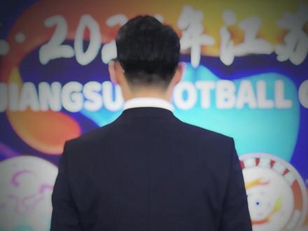 苏超冠军到底是什么奖品 贵州村超冠军奖励一头牛,村BA冠军获奖非遗苗族银帽,那火爆的“苏超”冠军又能获得什么奖品?为了解决这个棘手问题,江苏十三太保专程开会,结果又“卷”上了……#苏超冠军到底是什么奖品 #评事妹带你看苏超