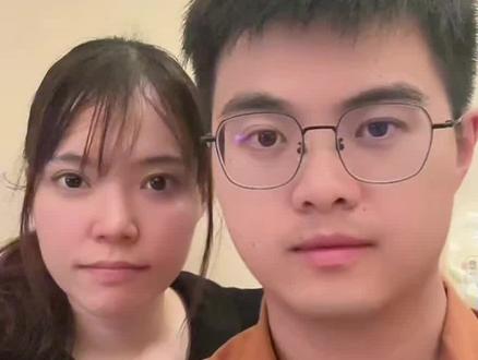 日本人为啥不愿意生孩子了?
个人拙见有下面三点原因:
1)经济负担大:育儿成本高,不光体现在生活上,也体现在教育上。年轻人养活自己就已经很不容易,家里再多出一口人经济压力更大。日本现在单亲母亲的贫困问题也成为一个社会问题。
2)一个人或者夫妻两个人也可以过得很好:现在很多人觉得自己一个人或者夫妻两个人生活也很愉快,生了孩子反而会占据自己太多的时间。
3)养儿防老成为过去式:日本年金以及护理制度比较健全,社会在养老方面扮演的角色越来越重要。以前养儿防老的思想观念逐渐瓦解,很多孩子成年了就从家里搬出来,自己负责自己的生活,所以父母老了子女也不想赡养父母。
以上观点只代表个人的想法,欢迎大家交流指正。#日本生活 #老龄化 #养老 #中日夫妻 #内容太过真实