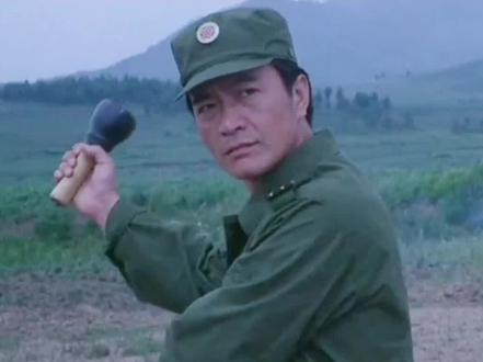 #炮兵少校 #奋不顾身 为保护士兵,他挺身而出,英勇牺牲!