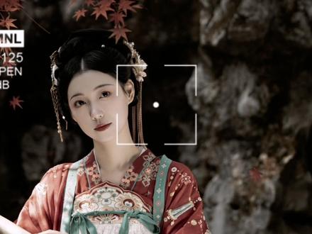 我从穿越女手里夺回了身体,可我的未婚夫却跪下求我「我爱的是她,你把她还给我好不好?」
我娘哭着打我「她才是我的孝顺女儿,你快让她回来!」
我弟弟更是厌恶地看着我「我多希望她是我的姐姐。」
后来我死了,如他们所愿,穿越女回来了。
可他们却都后悔了。
我睁开眼,就看见了坐在我床侧的李柏渊。
他见我醒来,满脸欣喜,关切地过来握住我的手「婉婉,你醒了?身子可还有哪里不舒服?」
我怔住。
堂堂晋王殿下,不是向来最不屑我这个庶女出生的未婚妻么?错愕归错愕,我还是没忘记将手从他手里抽出。
我垂下眸,规规矩矩轻声「婉儿已觉得好多了。」
他看着我,似乎是意识到什么「你不是婉婉?」
我愣了片刻,才反应过来是那个三年前抢走我身子、自称「穿越过来」的女子。
她说,她和我同名同姓,也叫宋婉。
但我从小被家人唤作婉儿,她却喜欢自称婉婉。
我终于明白,李柏渊方才的温柔,不是对我,而是对她。
我掩去眼底的一丝落寞,坦诚「对,我不是她。」
与此同时,我也终于整理清楚我身体里这三年来留下的记忆。
原来,三年前那个穿越女夺走我身体后做的第一件事,就是跟李柏渊退婚。
她在众目睽睽下将退婚书丢在李柏渊脸上,高声道「我知道堂堂晋王殿下看不上我一介庶女,那便退婚罢。这般放肆,蔑视皇族,可偏偏李柏渊没有生气,反而是对她刮目相看。
再后来,宋婉为一个宫女出头,大喊「人人平等」彻底引起了李柏渊的注意。
一来二去,两人竟是真的生出了情愫。可不想两人许下终生还没多久,我就回来了。
我自嘲地勾唇,所以,我这是成了棒打鸳鸯之人?
而他刚走,我娘就来了,她欣喜地拉住我的手「宝贝女儿,你可算醒了。」
我还未来得及回答,她又急急道:「先不说别的,你之前教娘的那个桃花妆娘忘了,你再教娘一次好么?」
我努力搜寻着脑海里记忆「就是先将胭脂调淡,在眼下和鼻尖,哦不对,是鼻梁……」
可无奈我本就不精通脂粉妆面,磕磕碰碰的,母亲似乎是意识到什么,脸上的笑容一点点淡下来「你…你是婉儿?」
到底是亲生母亲,她敏锐地发现,就好像三年前我被那个穿越女夺走身子后,也是第一个发现的。她一开始大骂让那个穿越女离开我的身体。可后来,穿越女帮她出各种各样的主意,让她重新获得了爹的宠爱,她的态度就一点点变了。
「是我。」我小心翼翼「娘,你不会也不希望我回来吧?」
📖婉婉的背后
#小说推荐 #古言 #推文