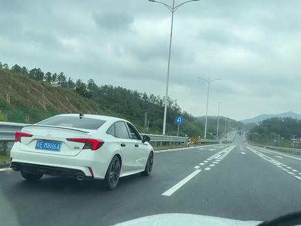 路上偶遇一台型格,这7字尾灯也太帅了吧