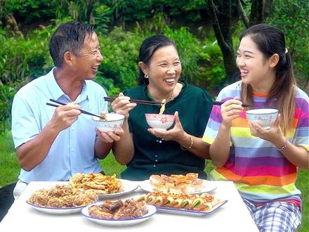 因为姥爷爱吃,姥姥竟把猪肉做出这么多花样,但没想到姥爷更厉害... #抖音美食创作人#乡村生活dou起来