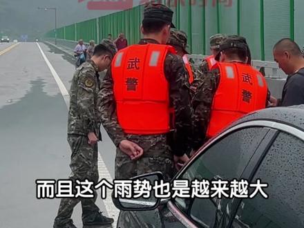 7月27日,北京。因强降雨,密云区山区出现塌方,密关路已实行交通管制。抢险救灾车辆、救援人员已抵达现场。安全提示:社会车辆请绕行,请勿前往山区 。(记者:赵博宇)