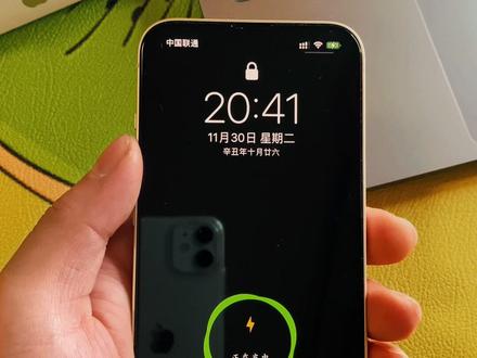 #苹果手机 #苹果 #手机技巧 iOS15 锁屏充电动画提醒,超有仪式感(非模拟,锁屏可用)