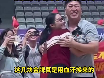中国组合邹佳琪、邱秀萍夺下杭州亚运会首金,邹佳琪父母激动相拥落泪,谈起女儿的手满眼心疼。