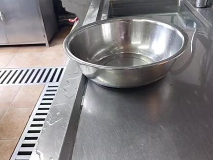 10块钱5斤的海红,不加一滴水的民间做法,味道真鲜美