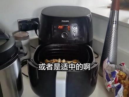 薯条自由的实现。把一公斤土豆剜去眼儿留下皮。切成指头粗的条,水洗一遍。半锅水烧开放入土豆,待水开后计时2一2.5分钟,不要煮的边缘钝化,那就是煮过了。用漏网或漏勺控水,不用刻意特别干。撒一克胡椒碎,三克盐,10毫升植物油。
空气炸锅200度20分钟即可。中途可翻一次也可以不翻#英国#薯条自由 #英国