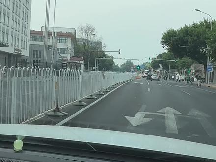 遵照辅助标志 红灯方可掉头! #交规 #调头 #掉头