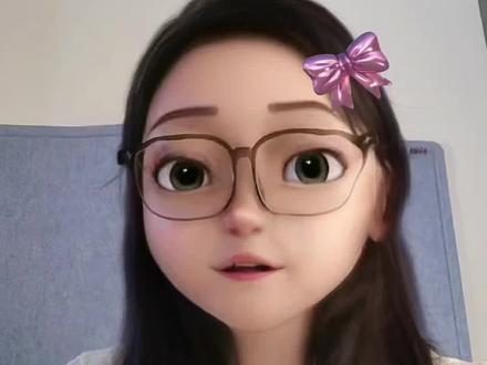 今天咱们来讲四年级下册第三单元——写诗歌。
很多同学一写诗,要么写成大白话,要么憋半天憋不出一句。
其实写诗没那么玄乎,你不需要写一大段,你只需要写好一小节。
一小节,四句话。把这四句话写好了,你的诗就有模有样了。
今天我就把这四句话的秘诀,一句一句拆给你看。
咱们就拿一个事物来练——风。
第一句话,写你看到的。
眼睛看到什么,就写什么。别加评论,别加感受。
很多同学第一句话就写“风吹得好舒服”,这就错了。
“好舒服”是你的感受,不是看到的东西。
你要写的是:
窗帘轻轻动了一下。
这就是看到的。
你没看到风,但你看到了窗帘在动。风看不见,但它的“脚印”看得见。
第一句话的公式:你看到了什么变化。
窗帘 + 动了一下,搞定。
第二句话,写细节。
从第一句话里挑一个东西,往细里写。
第一句你写了“窗帘动了一下”,第二句就专门写窗帘怎么动的。
是轻轻晃?是飘起来?是鼓起来了?
你可以写:
鼓起来又扁下去,像在呼吸。
你也可以写:
边角翘起来,像在招手。
选一个你最想写的细节,一句话说清楚。
第二句话的公式:把那个动作往细了写。
第三句话,加一点想象。
它像什么?它在做什么?把它当成人来写。
前面两句你写了窗帘在动,现在你要让风“活”起来。
你问自己:风在干嘛?
像在偷看?像在玩耍?像在找东西?
你可以写:
好像偷偷溜进来,看看我在干嘛。
你也可以写:
像个调皮的孩子,摸了一下我的头发。
第三句话的公式:把它当成人,它在做什么。
第四句话,写你的感觉
别写“我很开心”,把你心里的感觉藏进句子里。
风吹进来,你心里是什么感觉?
是凉快?是舒服?还是觉得它陪着你?
别直接说“我觉得很凉快”,要写出那种感觉。
你可以写:
我嘴角忍不住翘起来。
你也可以写:
心里的烦,都被它带走了。
第四句话的公式:风带给你什么感觉,用一句话说出来。
好啦,四句话的秘诀都拆完了,咱们复习一下:
第一句:写你看到的——你看到了什么变化。
第二句:写细节——把那个动作往细了写。
第三句:加想象——把它当成人,它在做什么。
第四句:写感觉——风带给你什么感觉。
把这四句话连起来,就是一个小节:
窗帘轻轻动了一下,
鼓起来又扁下去,像在呼吸,
好像偷偷溜进来,看看我在干嘛,
我嘴角忍不住翘起来。
你看,一小节四句话,一首诗就有了!#作文素材 #作文 #小学语文 #小学作文 #四年级