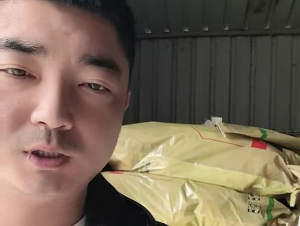产品定位与核心
药肥一体 以氮肥 硅肥 锌肥为载体 一次撒施:除草+追肥双效,省工省时,减少2次农事。
禾阔双除,广谱高效:防除稗草、千金子、鸭舌草、节节菜、异型莎草等一年生杂草
水稻安全,返青促长:缓控释肥配方,返青快、分蘖多、增产5%-8%
工艺稳定,缓释长效:遇水缓慢释放,持效期30天+,防草更彻底。
适用范围与防治对象
适用作物:水稻机插秧田、移栽田
防治杂草:
禾本科:稗草、千金子
阔叶:鸭舌草、节节菜、陌上菜
莎草:异型莎草、牛毛毡
1. 施药时期
机插秧田:抛后7-10天,秧苗返青直立、杂草1.5叶期前
移栽田:移栽后5-7天。
2. 用法
(直接撒施,无需拌土)。
施药方法:田面平整,保持3-5cm浅水层,均匀撒施;保水5-7天,不淹心叶、不排水,缺水缓补
3. 配施建议
可与20-30斤尿素/亩混用,兼顾追肥与除草,肥效更稳
五、产品优势对比
传统除草剂+追肥:2次用工、成本高、易药害、肥效不均。
年年丰草丛仙:1次撒施、省工30%+、安全无药害、肥药同补、增产增收。
六、注意事项(安全第一)
每季最多用1次;漏水田、盐碱田慎用。
施药后5-7天不排水,水层勿淹心叶,避免药害
避开高温(>35℃)、雨天施药;孕妇、哺乳期妇女禁施
远离鱼塘、水源,残袋妥善处理
“草丛仙,真省钱!一次撒,草死光,肥效长,稻儿壮!”
机插秧/移栽后7天撒,保水5-7天,一季无杂草,返青分蘖强,亩增产百斤以上!