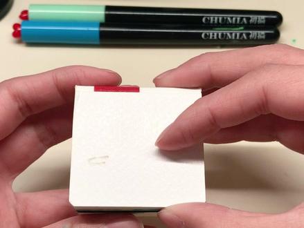 小鼻嘎翻翻乐绘画 非常适合新手宝宝的一幅画,背景多用几支笔叠加,会有泼墨的感觉,主体物是一朵小白花,简单易上手,快来试试吧~#非常适合新手 #翻翻乐 #丙烯马克笔绘画 #马克笔绘画