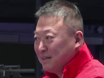 伦敦世乒赛明日打响种子排位循环赛,国乒男女团迎来首秀,女团17点对阵罗马尼亚,男团19点30分迎战英格兰。赛前备战进入尾声,马琳安排趣味3对3训练舒缓压力,孙颖莎坦言队员基础训练已基本完成。#伦敦世乒赛 #孙颖莎