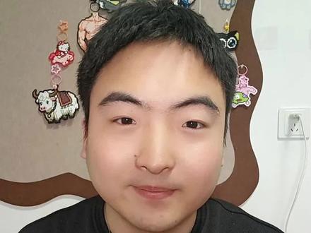 他喜欢毛茸茸,所以他就要跑去游神现场穿黄袍福瑞游神,哈哈哈,请问这跟你喜欢毛茸茸有个毛关系啊#随拍