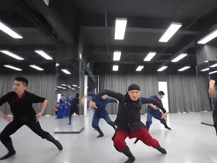 帅就完了#蒙古舞#白马舞蹈 @DOU+小助手