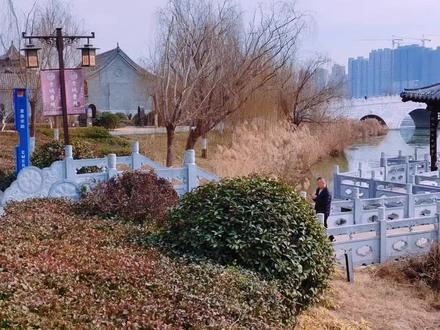 曹州古城,在今山东省菏泽市老城区。北魏至金六百余年乘氏古城,金至民国八百余年曹州古城。曹州始置于北周政宣元年(公元578年)。因受黄河泛滥之影响,州城城址几经变迁。明正统十一年(公元1446年),曹州知州范希正度势规划,划方隅、定民居、立廨舍、构儒学,初有街道,奠定了今菏泽市老城区的基础。
古城典型的“内方外圆”,方形是古代城市,圆形是护城河。
菏泽老城呈正方形,边长3华里,周长12华里。城内街道纵、横各7条,相互交叉,状若棋盘。交叉点称隅首,以隅首为界,街分数段,通名叫巷。清朝时有东西巷32道,南北巷26道,总共58道。民国22年(公元1933年)统一为街命名,东西街36道,南北街36道,总共72道(包括四关)。#曹州古城#菏泽