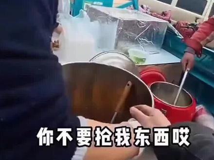 济南“倒饭姐”火了!小伙工地门口卖饭遭驱赶,后续结局大快人心