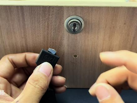 钥匙断到锁里了,不管是什么样的锁,用一支笔就能轻松取出,太牛了