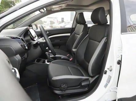 起亚奕跑勉强算台车!用料技术全是坑
家人们!6万多买合资SUV?起亚奕跑这低价根本不是福利,是纯纯的成本妥协!
起亚奕跑低价真相!全是实测数据没废话
买前必看!起亚奕跑6.98万起的低价,数据告诉你藏着多少妥协!
动力数据实锤老旧:搭载1.4L自吸发动机,最大功率仅100马力、最大扭矩132.4N·m,懂车帝实测百公里加速13.02秒,80-120km/h超车要9.5秒,开空调后动力衰减明显,车主反馈“高速超车没底气”。
用料缺陷有投诉佐证:车质网数据显示,30%投诉集中在车身生锈,新车行驶700公里就可能出现底盘锈蚀,车门焊接口开裂案例频发。内饰全域硬塑料,新车异味重,实测高速胎噪、风噪明显影响驾乘。
安全配置严重缺位:全系仅标配主副驾2个气囊,侧气囊需选装,中低配无倒车雷达,倒车影像清晰度差,缺乏主动安全配置,在同级别车型中处于下游水平。
工艺与电子故障突出:车质网投诉记录含玻璃升降失灵、大灯起雾、车机卡顿断连等问题,悬架为低成本扭力梁式,实测过弯侧倾明显,颠簸路中控异响频发。
低价不是福利,是用动力、用料、安全配置换的!这些权威数据不会骗你,买车前一定要权衡清楚!
#起亚奕跑 #汽车避坑 #实测数据 #合资车减配 #买车攻略