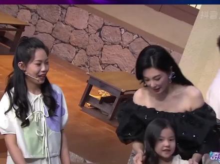 张雨绮属于说是一整个心灵手巧,给小女孩扎头发真的很好看呀~