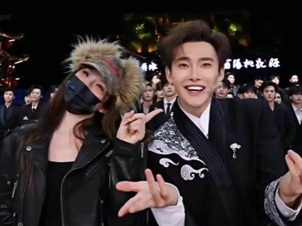 #龙浩天 #龙浩天瑶瑶 #风吹一夏 #一路走来真的不容易 #哭死我了 队长和瑶瑶跳了风吹一夏,这舞蹈好久没有跳了,这是瑶瑶以前教队长的第一支流行舞,再次看到两人一起跳,眼泪就止不住的留下来,两人说了很多,回想起以前两人的经历,这一路两人真的很不容易,即使分开了,兜兜转转还是会再一次一起直播,这真的是命中注定的相遇,注定你们要一起直播,这个缘分真的断不了,也是在队长一直的努力下,换来现在两人以朋友的方式相处,在互相帮助和支持对方,我作为看了你们很久的粉丝,也希望你们的感情在今年有个好的结果,我还要嗑你们,嗑我的龙瑶cp@龙浩天🐲(酉阳桃花源摆手堂直播) @龙浩天🐲(pk这块还得是梅尼耶) @瑶瑶小撑腰☀️ @AI瑶瑶☀️