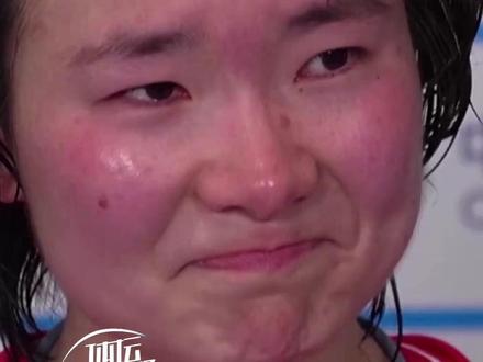 #羽毛球 会给你快乐、荣耀,也会带来伤病、痛苦,当#何冰娇 告别赛场时,她给出了自己的答案 #感动 #体育精神