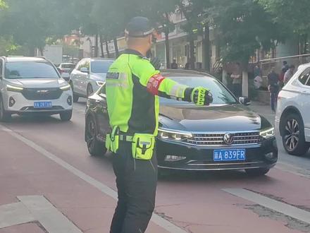 直击高考首日,乌鲁木齐交警全力护航