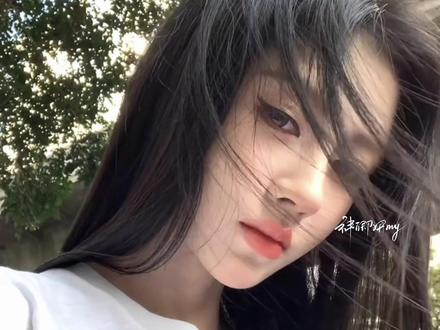 女神👸这个姿势笑的我好崩溃。。#鞠婧祎 #露芜衣 #姜黎非