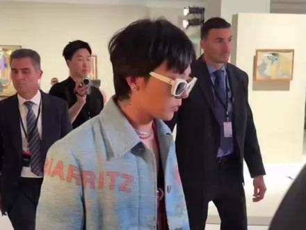 权志龙参加首尔香奈儿大秀,小清新风格妆造让人眼前一亮!#权志龙#香奈儿#香奈儿秀场